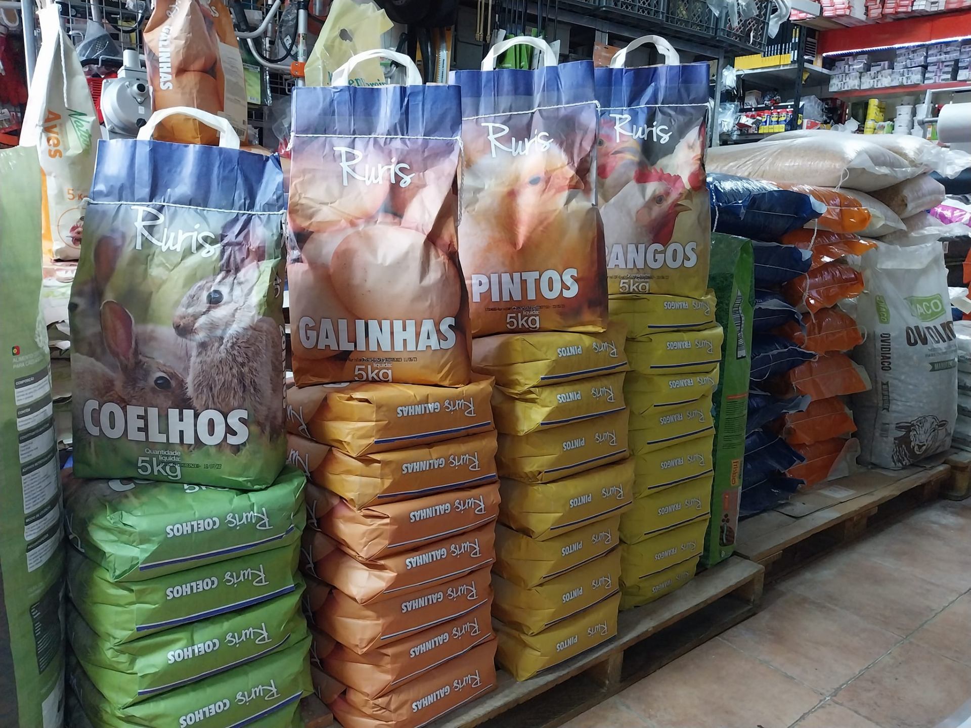 Rações Ruris para coelhos, galinhas, pintos e frangos