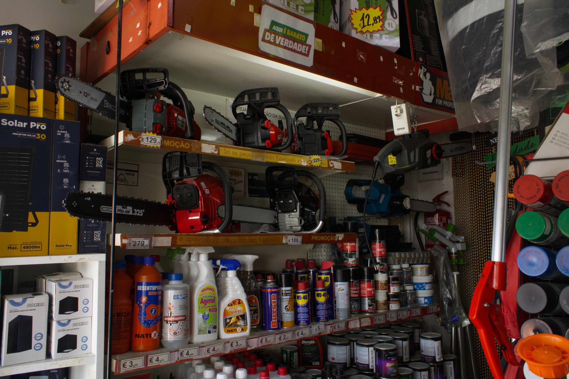Motosserras e equipamento de corte disponíveis em loja
