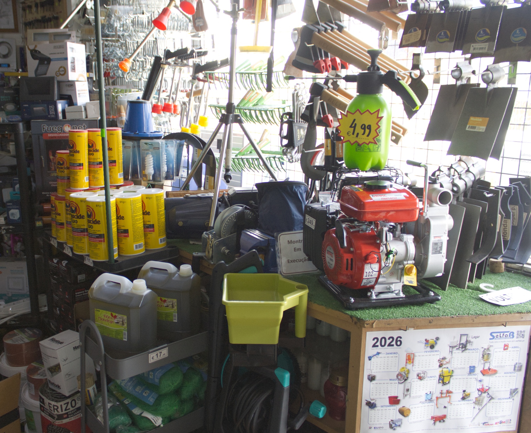 Interior da loja — motobombas e produtos agrícolas