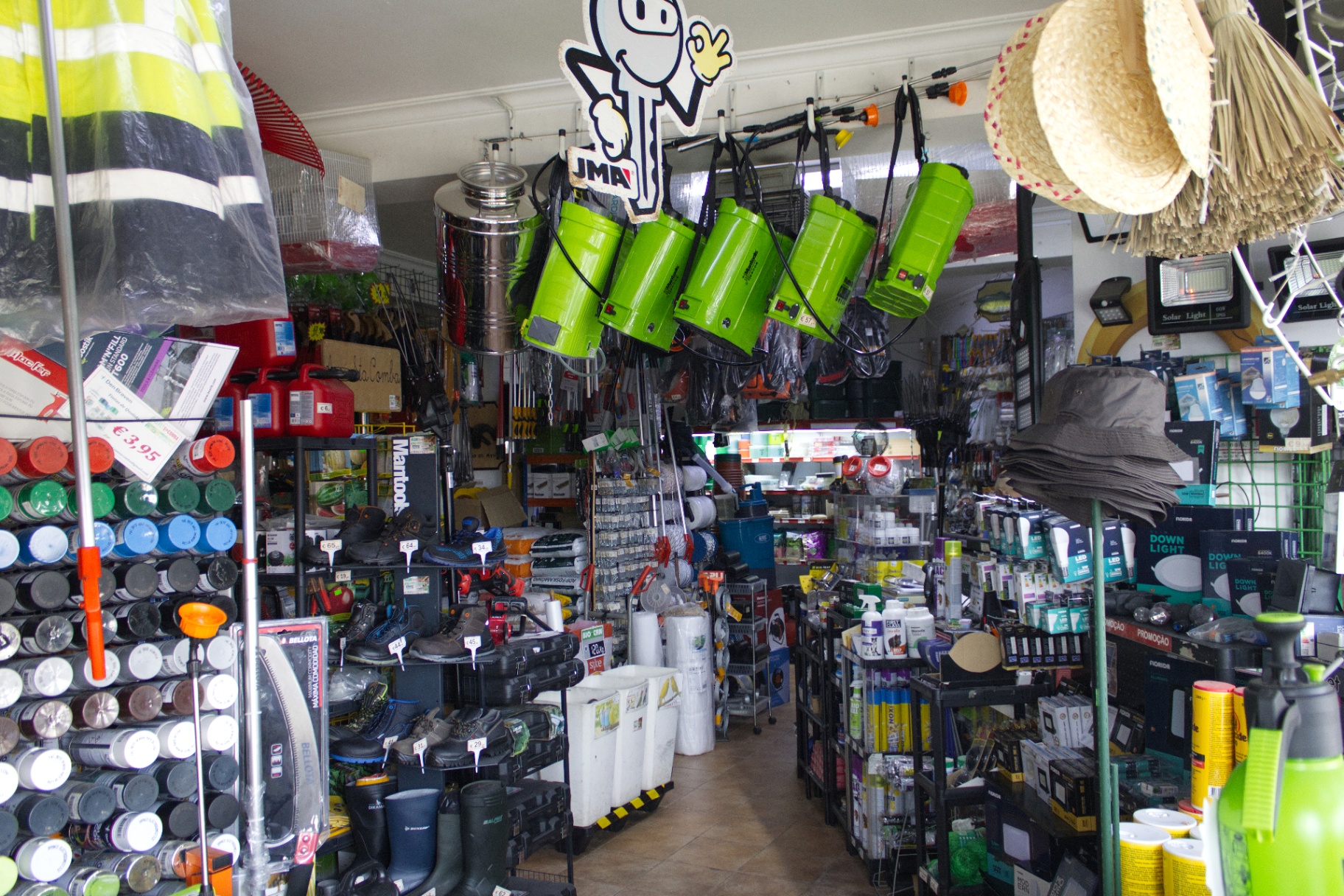 Interior da loja — secção de ferramentas e equipamento