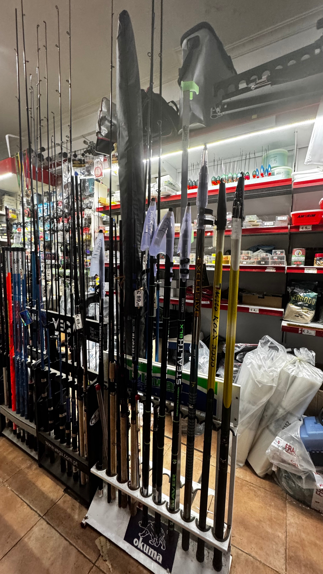 Variedade de canas de pesca disponíveis em loja